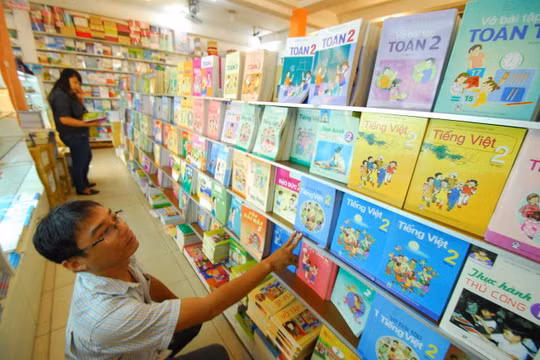 Phụ huynh lựa chọn sách giáo khoa