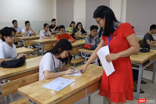 Thí sinh được giáo viên hướng dẫn làm thủ tục dự thi. Ảnh: Minh Thúy