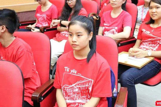 Em Phan Anh Quỳnh trong buổi lễ khai giảng năm học mới tại Trường Đại học Y Hà Nội. Ảnh: Minh Thúy 