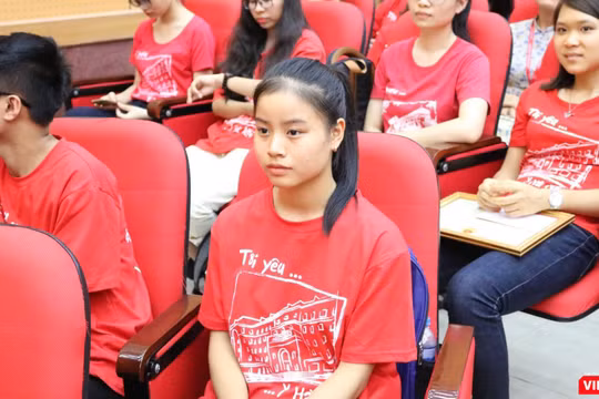 Em Phan Anh Quỳnh trong buổi lễ khai giảng năm học mới tại Trường Đại học Y Hà Nội. Ảnh: Minh Thúy 