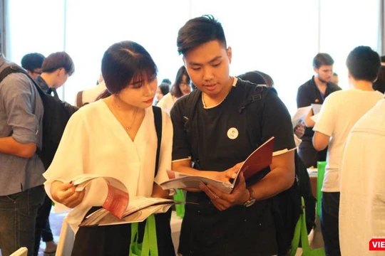 Học sinh, sinh viên tại triển lãm. Ảnh: Minh Thúy