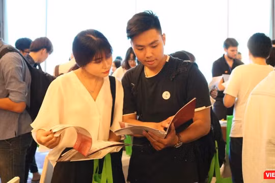 Học sinh, sinh viên tại triển lãm. Ảnh: Minh Thúy