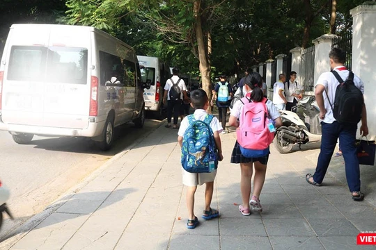 Học sinh chuẩn bị lên xe ô tô đưa đón. Ảnh: Minh Thúy