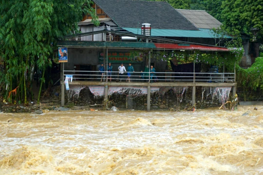Ngoài tuyến giao thông qua hướng cầu treo trên, trên địa bàn xã Bản Hồ vẫn còn một con đường khác cũng qua cầu treo nhưng do lũ lớn nên người dân tạm thời vẫn hạn chế qua lại.