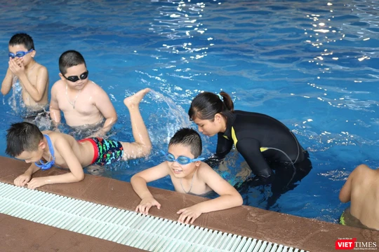 Giáo viên hướng dẫn học sinh tập bơi. Ảnh: Minh Thúy