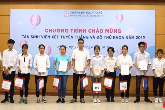 Top 10 thủ khoa các ngành của Trường Đại học Y Hà Nội. Ảnh: Minh Thúy