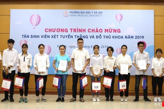 Top 10 thủ khoa các ngành của Trường Đại học Y Hà Nội. Ảnh: Minh Thúy