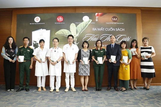 Lễ ra mắt cuốn sách "Hai thế giới" tại Bệnh viện TWQĐ 108