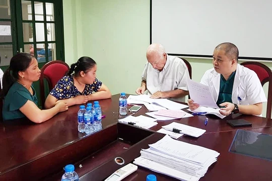 Các bác sĩ khám, tư vấn cho bệnh nhân 