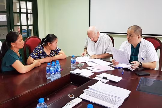 Các bác sĩ khám, tư vấn cho bệnh nhân 