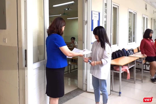 Thí sinh làm thủ tục dự thi THPT quốc gia 2019. Ảnh: Minh Thúy