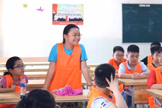 Học sinh phát biểu tại lớp học. Ảnh: Minh Thúy