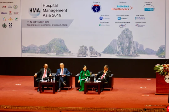 Bộ trưởng Bộ Y tế Nguyễn Thị Kim Tiến cùng các đại biểu thảo luận tại hội nghị 