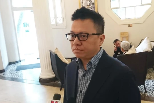 Ông Lê Quốc Minh – Phó Tổng Giám đốc Thông tấn Xã Việt Nam trao đổi với VietTimes (Ảnh: Minh Thúy)