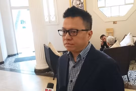 Ông Lê Quốc Minh – Phó Tổng Giám đốc Thông tấn Xã Việt Nam trao đổi với VietTimes (Ảnh: Minh Thúy)