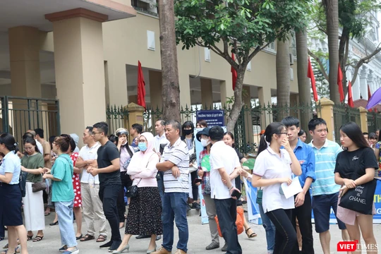 Phụ huynh chờ đợi con thi xong. Ảnh: Minh Thúy