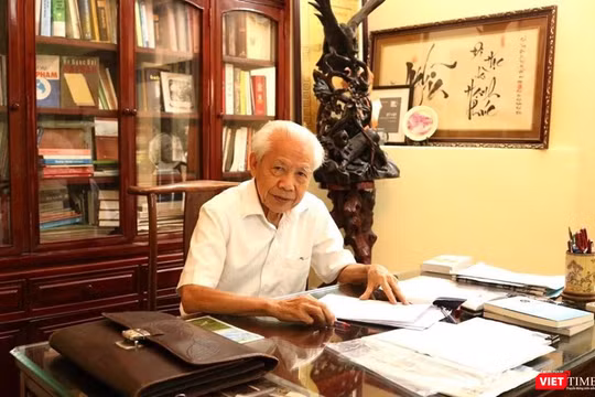 GS. Hồ Ngọc Đại tại buổi trò chuyện. Ảnh: Minh Thúy