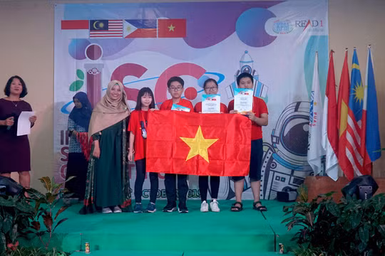 Học sinh đoàn Việt Nam nhận giải huy chương vàng. 