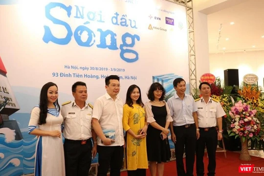 Lễ ra mắt sách, triển lãm ảnh với chủ đề “Nơi đầu sóng”. Ảnh: Minh Thúy