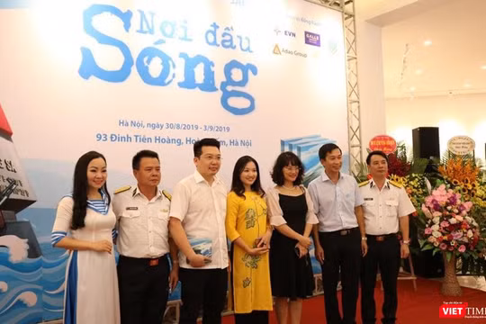 Lễ ra mắt sách, triển lãm ảnh với chủ đề “Nơi đầu sóng”. Ảnh: Minh Thúy