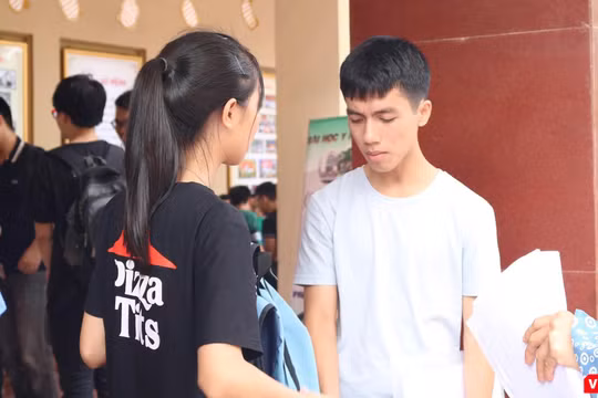 Thí sinh làm thủ tục nhập học. Ảnh: Minh Thúy