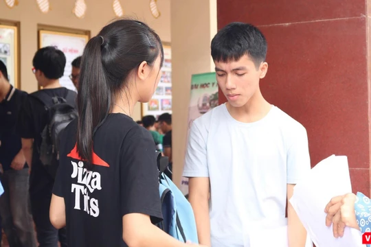 Thí sinh làm thủ tục nhập học. Ảnh: Minh Thúy