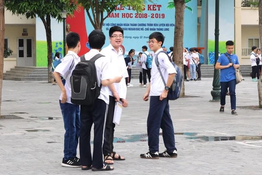 Học sinh trao đổi sau khi thi xong. Ảnh: Minh Thúy