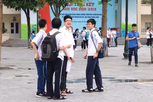 Học sinh trao đổi sau khi thi xong. Ảnh: Minh Thúy