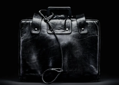 Chiếc cặp hạt nhân theo sau Tổng thống G.Bush năm 2005 (Ảnh: BI)