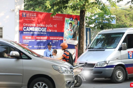 Xe đưa đón học sinh ở bên ngoài cổng trường. Ảnh: Minh Thúy