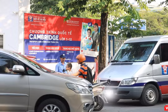 Xe đưa đón học sinh ở bên ngoài cổng trường. Ảnh: Minh Thúy