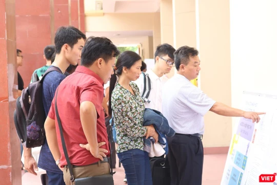 Phụ huynh học sinh tìm hiểu thông tin 