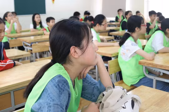 Học sinh chăm chú nghe giảng. Ảnh: Minh Thúy