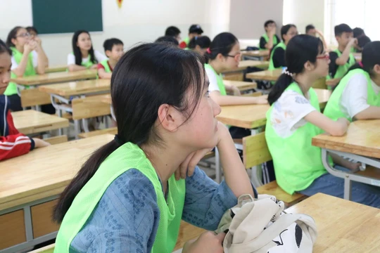 Học sinh chăm chú nghe giảng. Ảnh: Minh Thúy