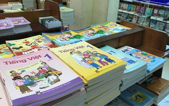 Bộ sách giáo khoa được bày bán tại hiệu sách.