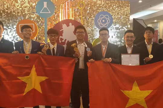 Đoàn học sinh Hà Nội đại diện Việt Nam tự hào giơ cao lá cờ Tổ quốc Việt Nam tại lễ Trao giải kỳ thi Olympic quốc tế dành cho các thành phố lớn lần thứ IV tại Mát-xcơ-va, Liên Bang Nga. 