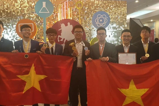 Đoàn học sinh Hà Nội đại diện Việt Nam tự hào giơ cao lá cờ Tổ quốc Việt Nam tại lễ Trao giải kỳ thi Olympic quốc tế dành cho các thành phố lớn lần thứ IV tại Mát-xcơ-va, Liên Bang Nga. 