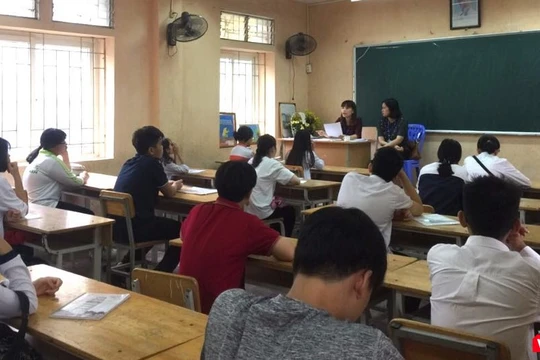 Giáo viên thực hiện công tác giảng dạy. Ảnh: Minh Thúy