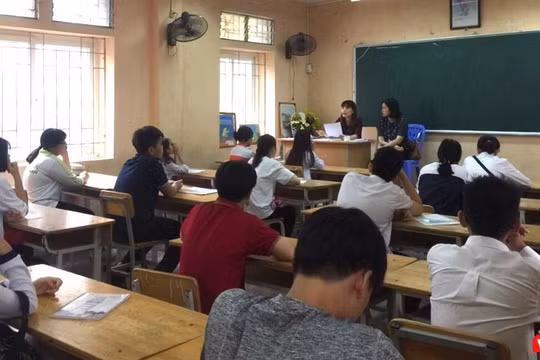 Giáo viên thực hiện công tác giảng dạy. Ảnh: Minh Thúy