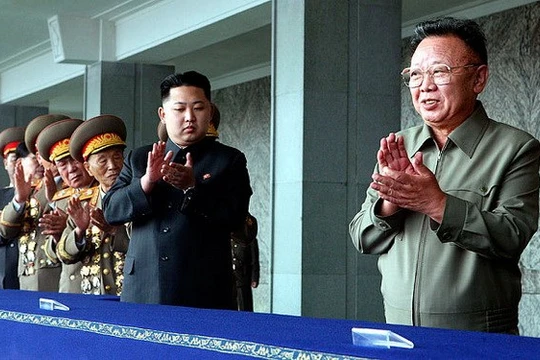Cố lãnh đạo Triều Tiên Kim Jong-il (phải) cùng con trai Kim Jong-untại một cuộc diễu hành quân sự ở Bình Nhưỡng vào năm 2010. (Nguồn: Xinhua)