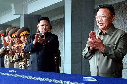 Cố lãnh đạo Triều Tiên Kim Jong-il (phải) cùng con trai Kim Jong-untại một cuộc diễu hành quân sự ở Bình Nhưỡng vào năm 2010. (Nguồn: Xinhua)