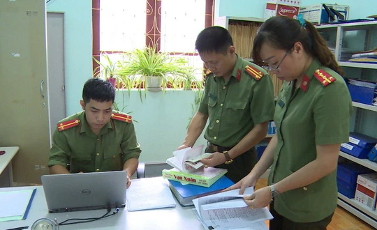  Công an tỉnh Sơn La khám xét nơi làm việc của bà Nguyễn Thanh Nhàn - Phó Trưởng Phòng khảo thí và quản lý chất lượng, Sở GD-ĐT tỉnh Sơn La do liên quan đến vụ gian lận thi cử.
