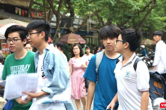 Học sinh ra về. Ảnh: Minh Thúy