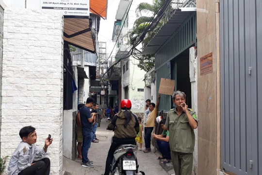 Người dân theo dõi vụ việc