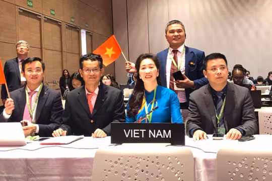 Đoàn Việt Nam tại Phiên họp của Ủy ban Liên Chính phủ Công ước 2003 công bố ghi danh Di sản Thực hành Then của người Tày, Nùng, Thái ở Việt Nam vào Danh sách Di sản văn hóa phi vật thể đại diện của nhân loại.