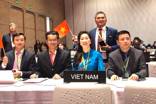 Đoàn Việt Nam tại Phiên họp của Ủy ban Liên Chính phủ Công ước 2003 công bố ghi danh Di sản Thực hành Then của người Tày, Nùng, Thái ở Việt Nam vào Danh sách Di sản văn hóa phi vật thể đại diện của nhân loại.