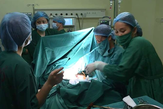 Ca phẫu thuật bắt con của sản phụ ung thư giai đoạn cuối