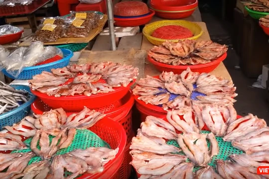 Thực phẩm được bày bán tại một khu chợ