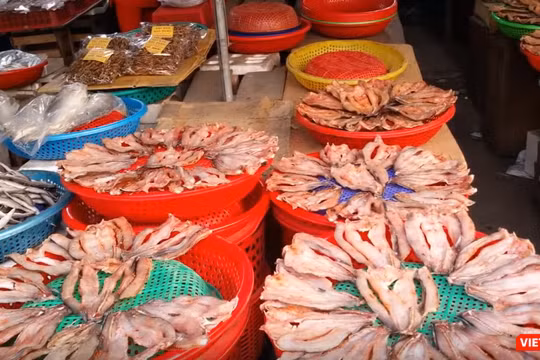 Thực phẩm được bày bán tại một khu chợ