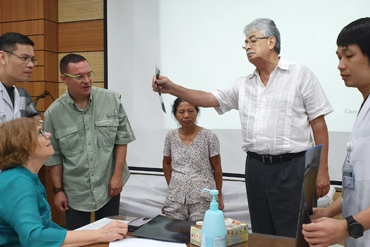 Bác sĩ bệnh viện Bạch Mai cùng các chuyên gia đến từ Hoa Kỳ tiến hành khám cho bệnh nhân